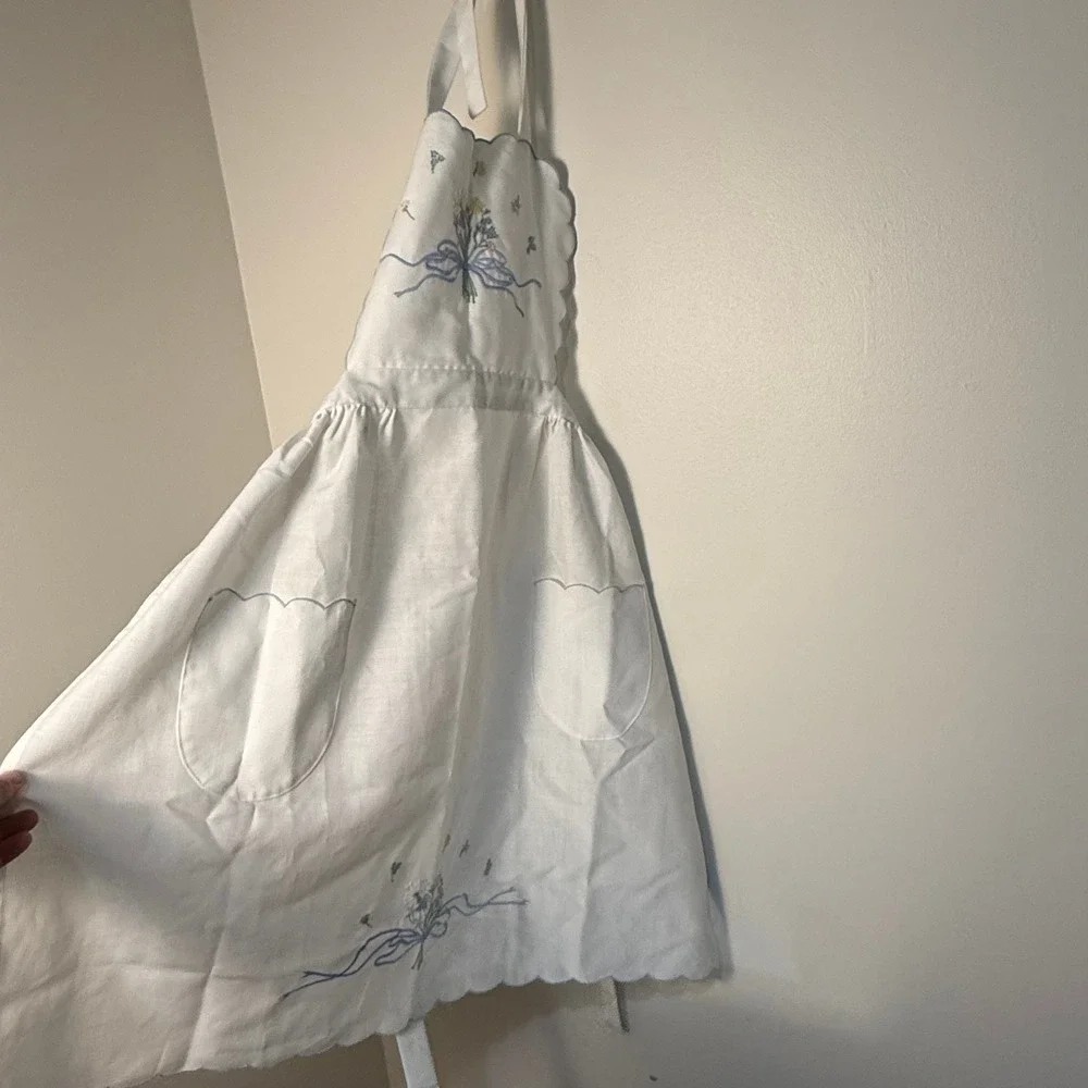 Vtg 1985 White Embroidered Floral Apron Scallop Edge Tulip Pockets Linen L/XL